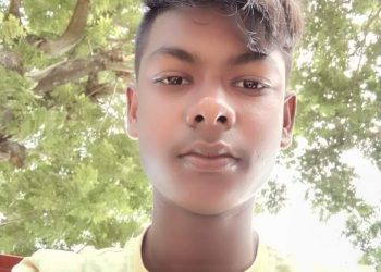 স্কুল ছাত্রীকে রাস্তায় ফেলে বখাটের মারধর