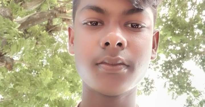স্কুল ছাত্রীকে রাস্তায় ফেলে বখাটের মারধর