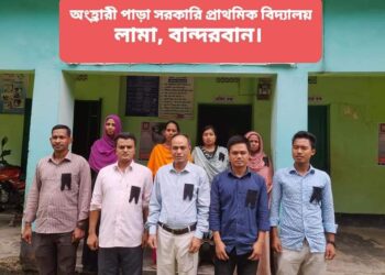 লামায় শিক্ষকদের কালো ব্যাচ ধারণ