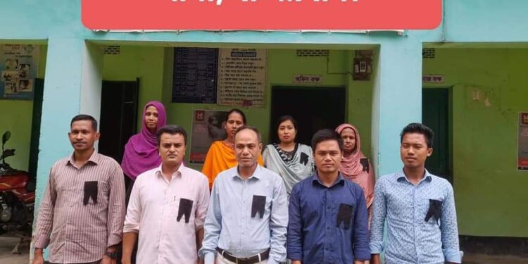 লামায় শিক্ষকদের কালো ব্যাচ ধারণ