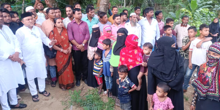 ট্রলার ডুবে নিহত ৮ জেলে পরিবারের পাশে সাইমুম সরওয়ার কমল এমপি