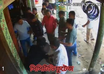 পেকুয়া চৌমুহুনীতে প্রকাশ্যে ব্যবসা প্রতিষ্ঠানে হামলা: লুটপাট
