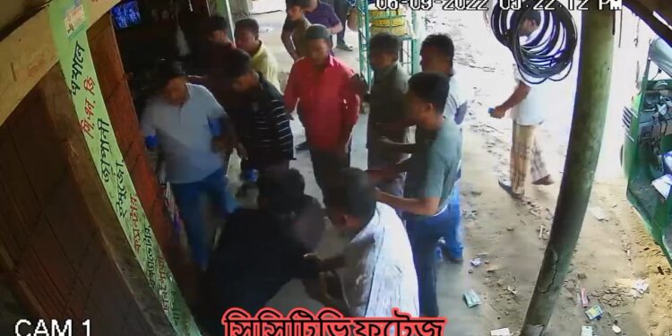 পেকুয়া চৌমুহুনীতে প্রকাশ্যে ব্যবসা প্রতিষ্ঠানে হামলা: লুটপাট