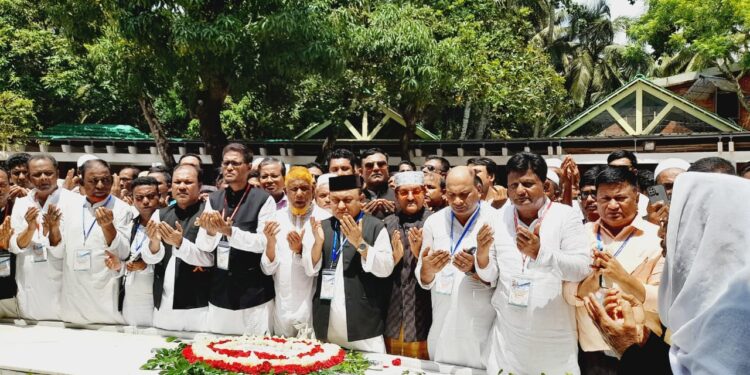 রামুর ২ হাজার নেতাকর্মী পদচারণায় মুখরিত টুঙ্গিপাড়া 1 রামুর ২ হাজার নেতাকর্মী পদচারণায় মুখরিত টুঙ্গিপাড়া