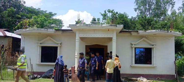 মহেশখালীর শাপলাপুরে ডাকাতি 1 মহেশখালীর শাপলাপুরে ডাকাতি