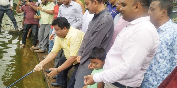 মহেশখালীতে মাছের পোনা অবমুক্তকরণ কর্মসূচীর উদ্বোধন