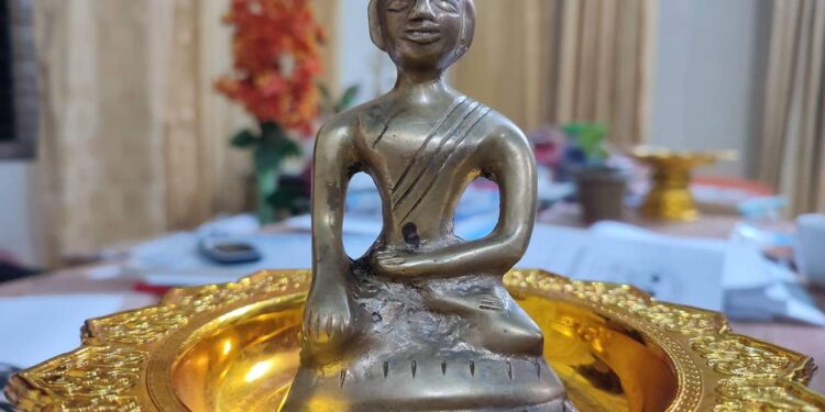 রামুতে মাটি খুঁড়ে পাওয়া গেলো প্রাচীন বৌদ্ধ মূর্তি