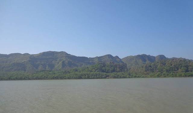 নাফ নদী থেকে অজ্ঞাত ব্যক্তির লাশ উদ্ধার
