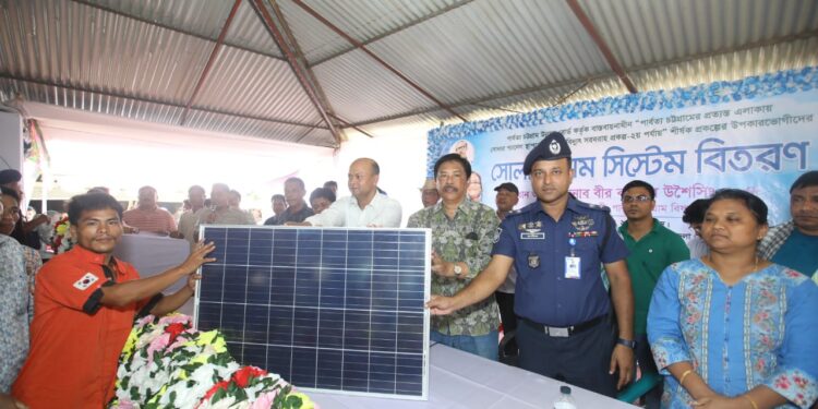 থানচিতে সোলার প্যানেল বিতরণ করলেন পার্বত্য মন্ত্রী বীর বাহাদুর
