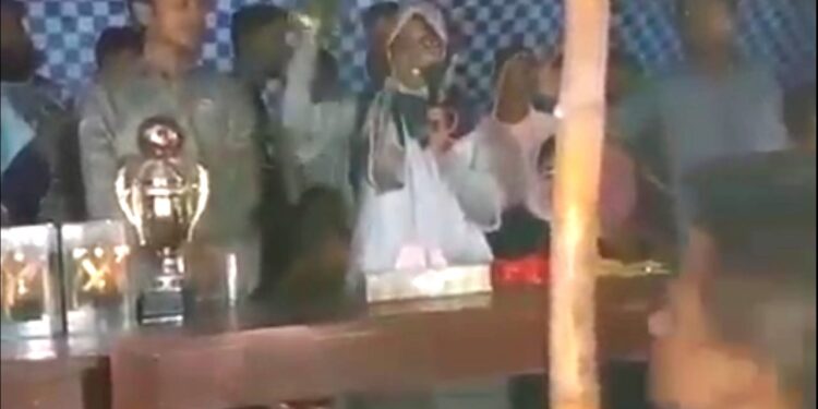 বান্দরবানের আলীকদমে ট্রফি ভেঙ্গে ভাইরাল ইউএনও