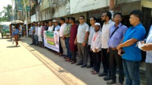 মামলা প্রত্যাহারের দাবীতে লামায় কর্মরত সাংবাদিকদের মানববন্ধন 3 IMG 20220927 WA0008