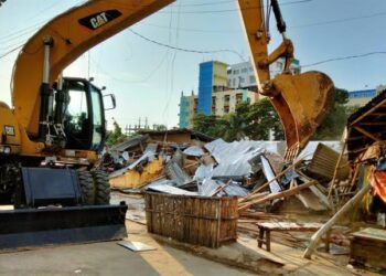 কক্সবাজারে দেড় শতাধিক অবৈধ স্থাপনা উচ্ছেদ করলো কউক