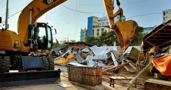 কক্সবাজারে দেড় শতাধিক অবৈধ স্থাপনা উচ্ছেদ করলো কউক