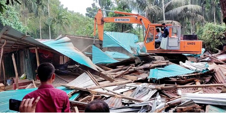 রামুতে বিজ্ঞ আদালতের রায়ের প্রেক্ষিতে অবৈধ স্থাপনা উচ্ছেদ 1 রামুতে বিজ্ঞ আদালতের রায়ের প্রেক্ষিতে অবৈধ স্থাপনা উচ্ছেদ