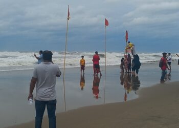 কক্সবাজারে উপকূলীয় এলাকার লক্ষাধিক মানুষ আশ্রয়কেন্দ্রে
