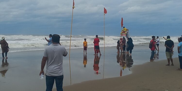কক্সবাজারে উপকূলীয় এলাকার লক্ষাধিক মানুষ আশ্রয়কেন্দ্রে