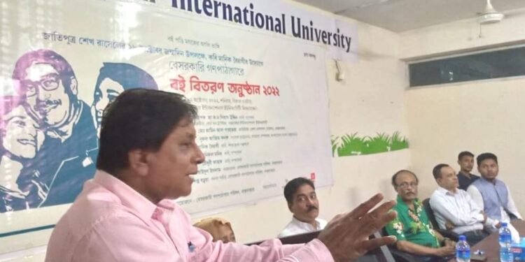 শেখ রাসেলের জন্মদিন উপলক্ষ্যে কবি মানিক বৈরাগী’র বই বিতরণ