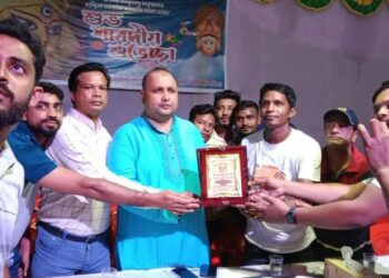 দুর্গোৎসবের মণ্ডপ পরিদর্শন ও অনুদান বিতরণে চকরিয়া উপজেলা চেয়ারম্যান