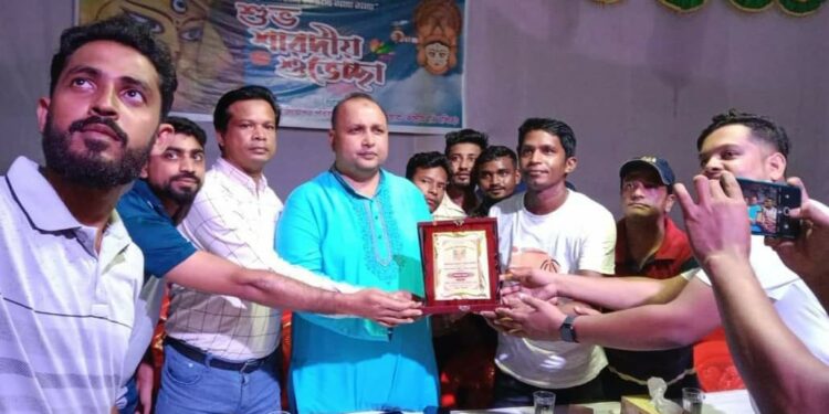 দুর্গোৎসবের মণ্ডপ পরিদর্শন ও অনুদান বিতরণে চকরিয়া উপজেলা চেয়ারম্যান