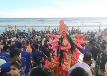 লাখো ভক্তের চোখের জলে  প্রতিমার শেষ বিদায়