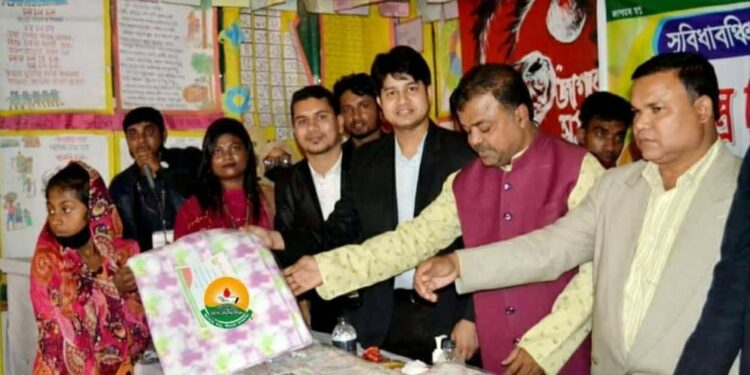 কোনাখালীতে অগ্নিকাণ্ডে ক্ষতিগ্রস্ত  ১৮ পরিবারের মাঝে সহায়তা সামগ্রী বিতরণ