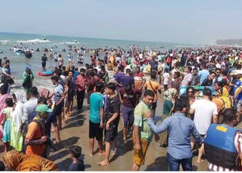 পর্যটকে ঠাসা কক্সবাজার
