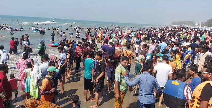 পর্যটকে ঠাসা কক্সবাজার