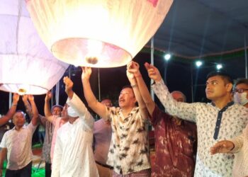 বান্দরবানে ফানুস উড়িয়ে প্রবারণা পূর্ণিমার উদ্বোধন করেন পার্বত্য মন্ত্রী বীর বাহাদুর