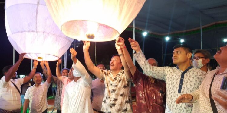 বান্দরবানে ফানুস উড়িয়ে প্রবারণা পূর্ণিমার উদ্বোধন করেন পার্বত্য মন্ত্রী বীর বাহাদুর 1 বান্দরবানে ফানুস উড়িয়ে প্রবারণা পূর্ণিমার উদ্বোধন করেন পার্বত্য মন্ত্রী বীর বাহাদুর