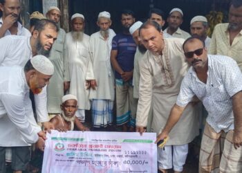 বন্যহাতির আক্রমনে পঙ্গু কৃষক  জসিমকে  সহায়তা প্রদান