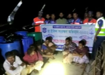 নিষেধাজ্ঞা না মেনে সাগরে মাছ আহরণ করায় চকরিয়ায় তিনটি ট্রলার জব্দ
