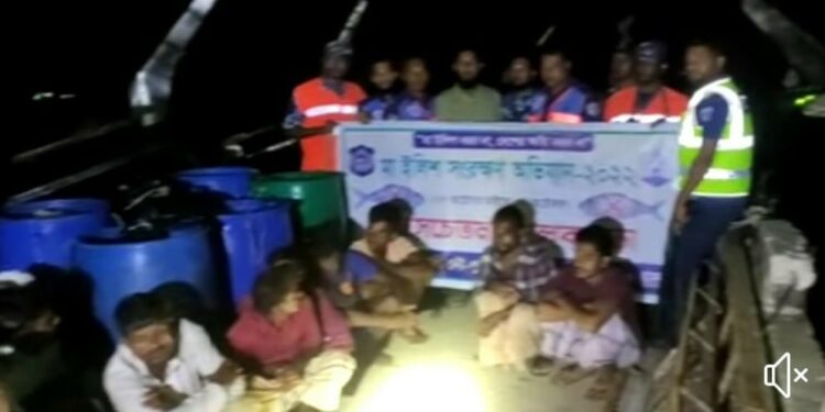 নিষেধাজ্ঞা না মেনে সাগরে মাছ আহরণ করায় চকরিয়ায় তিনটি ট্রলার জব্দ