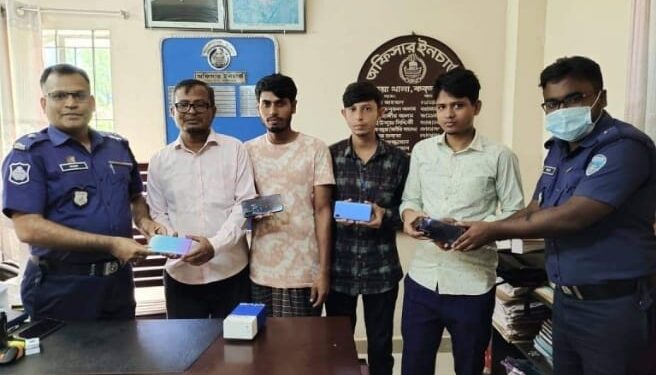 পেকুয়া থানায় একাধিক হারানো মোবাইল উদ্ধার