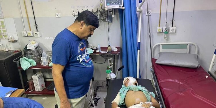 মেয়র মুজিবের মানবিকতায় চিকিৎসা পেলো সড়ক দুর্ঘটনায় আহত শিশু রূপা