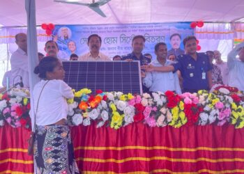 বান্দরবানের রোয়াংছড়িতে বিনামূল্যে সোলার প্যানেল বিতরণ করলেন বীর বাহাদুর