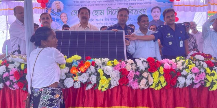 বান্দরবানের রোয়াংছড়িতে বিনামূল্যে সোলার প্যানেল বিতরণ করলেন বীর বাহাদুর 1 বান্দরবানের রোয়াংছড়িতে বিনামূল্যে সোলার প্যানেল বিতরণ করলেন বীর বাহাদুর