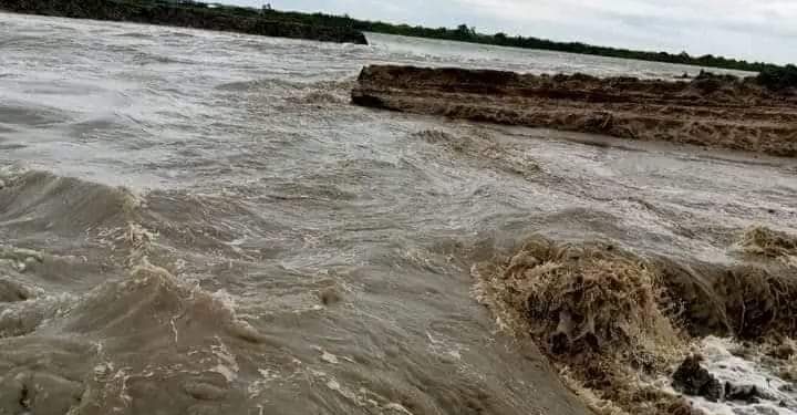 সিত্রাং এর প্রভাবে মহেশখালীতে আছড়ে পড়ছে উত্তাল ঢেউ