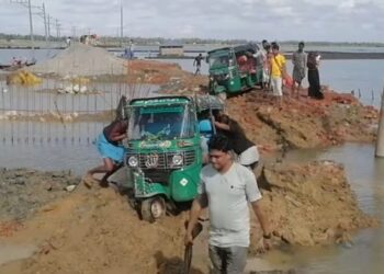 সিত্রাংয়ের প্রভাবে সৃষ্ট জলোচ্ছ্বাসে ভেঙে গেছে মাতারবাড়ী–বদরখালী সড়ক