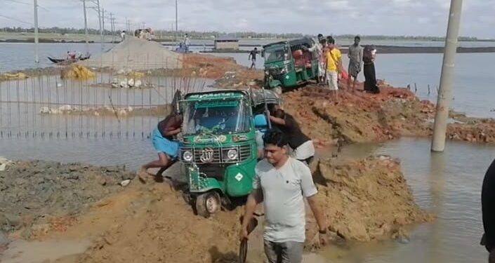 সিত্রাংয়ের প্রভাবে সৃষ্ট জলোচ্ছ্বাসে ভেঙে গেছে মাতারবাড়ী–বদরখালী সড়ক 1 সিত্রাংয়ের প্রভাবে সৃষ্ট জলোচ্ছ্বাসে ভেঙে গেছে মাতারবাড়ী–বদরখালী সড়ক