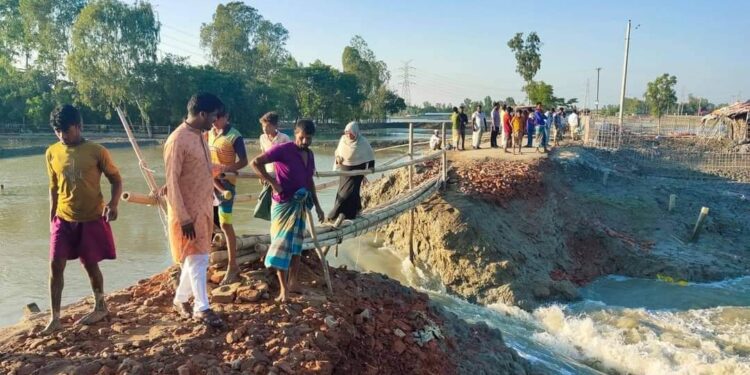 সিত্রাং তাণ্ডবে বিচ্ছিন্ন উজানটিয়া সড়ক- দুর্ভোগ লাঘবে এগিয়ে এলেন জনপ্রতিনিধি শওকত