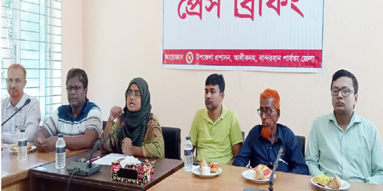 প্রেস ব্রিফিংয়ে ইউএনও মেহরুবা ইসলাম ‘অগ্রযাত্রায় আলীকদম’ মিশন বাস্তবায়নে কাজ করছি