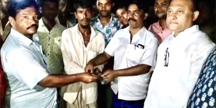 রামুতে বজ্রপাতে ক্ষতিগ্রস্ত পরিবারকে সহায়তা প্রদান