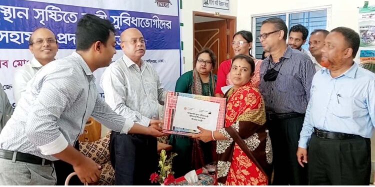 রামুতে জাগো নারী উন্নয়ন সংস্থার উদ্যোগে প্রশিক্ষণ উপকরণ বিতরণ