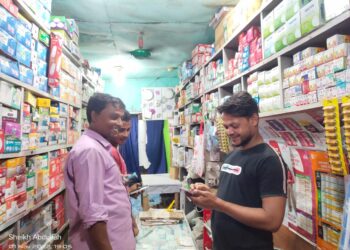 মহেশখালীতে লোডশেডিং এ দাম বেড়েছে চার্জিং লাইটের, ব্যবহার বেড়েছে দিগুণ
