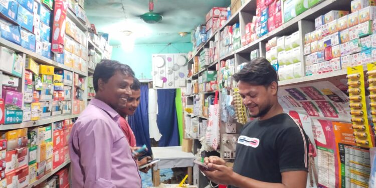 মহেশখালীতে লোডশেডিং এ দাম বেড়েছে চার্জিং লাইটের, ব্যবহার বেড়েছে দিগুণ