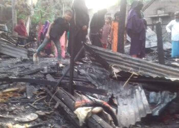 রামুতে  আগুনে পুড়ে ছাই হয়ে  গেছে চার ভাইয়ের ঘর
