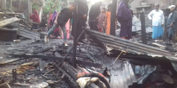 রামুতে  আগুনে পুড়ে ছাই হয়ে  গেছে চার ভাইয়ের ঘর