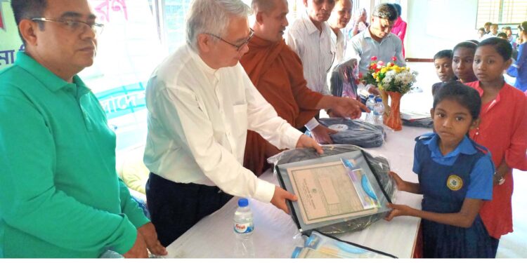 রামুতে রিসসো কোসেই কাই’র শিক্ষা সামগ্রী বিতরণ 1 রামুতে রিসসো কোসেই কাই’র শিক্ষা সামগ্রী বিতরণ