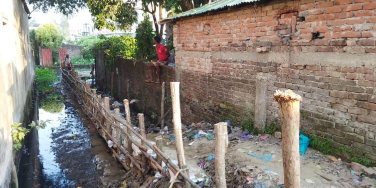 চকরিয়া পৌরসভার ড্রেনের জায়গা দখলে নিয়ে রাস্তা নির্মাণ, বর্ষায় জলাবদ্ধতার আশঙ্কা