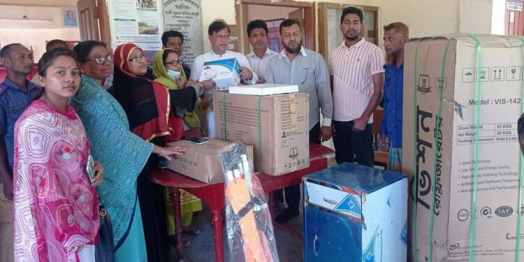চকরিয়ায় ইউনিয়ন স্বাস্থ্য ও পরিবার কল্যাণকেন্দ্রে চিকিৎসা উপকরণ বিতরণ